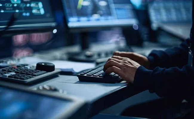 Deși KnowBe4 a reușit să prevină o breșă de date, acest incident pune în lumină modul în care hackerii nord-coreeni își perfecționează metodele de infiltrare. 
FBI-ul a avertizat în repetate rânduri despre amenințările pe care le prezintă acești actori de stat, care folosesc identități false și tehnologii avansate pentru a pătrunde în companii americane. 
Veniturile generate de acești angajați fictivi sunt folosite pentru a finanța programele de armament și operațiunile cibernetice ale Coreei de Nord, precum și pentru colectarea de informații.